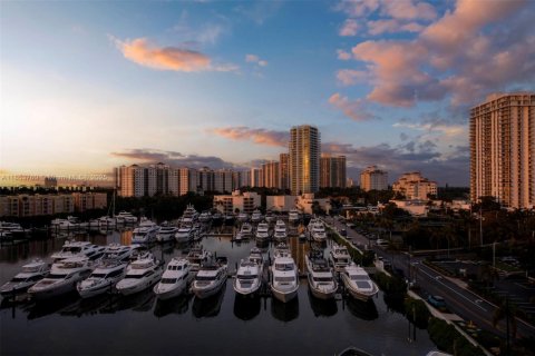 Condo in Aventura, Florida, 2 bedrooms  № 1874842 - photo 1