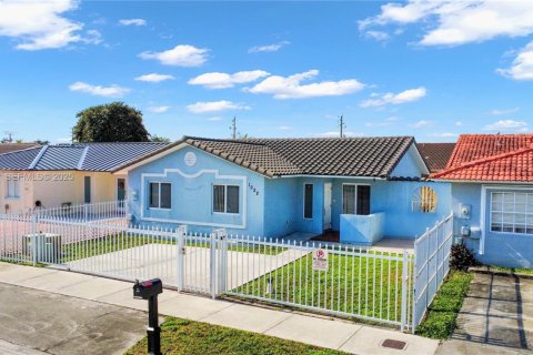 House in Miami, Florida 3 bedrooms, 123.19 sq.m. № 1989680 - photo 2