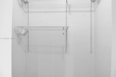 House in Miami, Florida 3 bedrooms, 123.19 sq.m. № 1989680 - photo 27