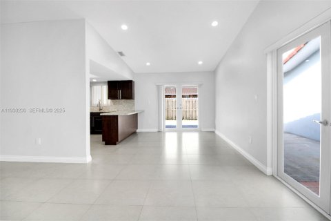 House in Miami, Florida 3 bedrooms, 123.19 sq.m. № 1989680 - photo 10