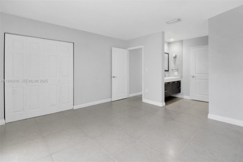 House in Miami, Florida 3 bedrooms, 123.19 sq.m. № 1989680 - photo 30