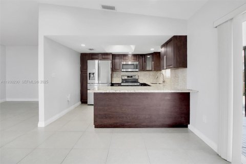 House in Miami, Florida 3 bedrooms, 123.19 sq.m. № 1989680 - photo 9