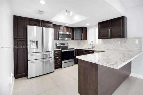 House in Miami, Florida 3 bedrooms, 123.19 sq.m. № 1989680 - photo 8