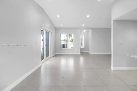 House in Miami, Florida 3 bedrooms, 123.19 sq.m. № 1989680 - photo 12