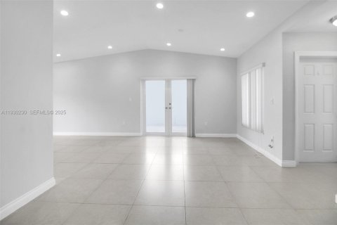 House in Miami, Florida 3 bedrooms, 123.19 sq.m. № 1989680 - photo 13