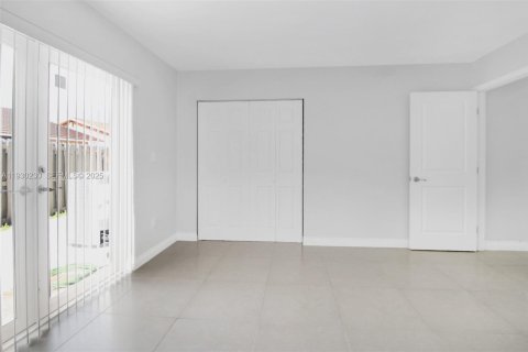 House in Miami, Florida 3 bedrooms, 123.19 sq.m. № 1989680 - photo 24