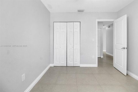 House in Miami, Florida 3 bedrooms, 123.19 sq.m. № 1989680 - photo 19