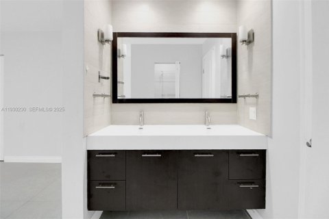 House in Miami, Florida 3 bedrooms, 123.19 sq.m. № 1989680 - photo 28