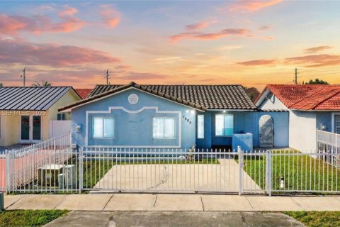 House in Miami, Florida 3 bedrooms, 123.19 sq.m. № 1989680 - photo 1