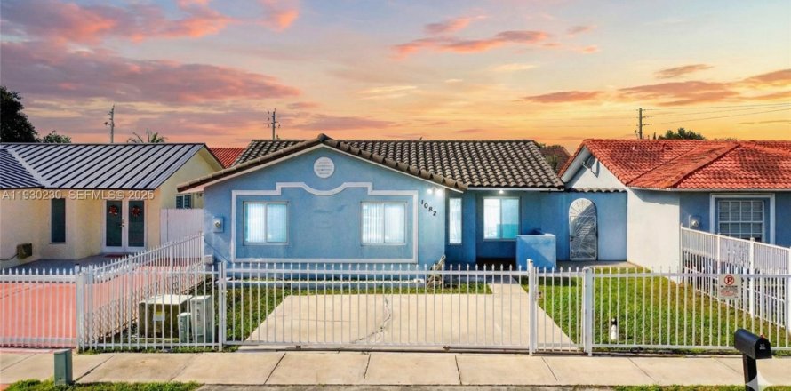 House in Miami, Florida 3 bedrooms, 123.19 sq.m. № 1989680