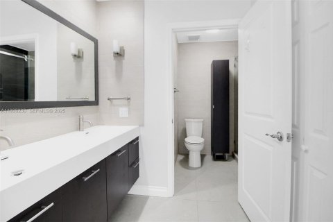 House in Miami, Florida 3 bedrooms, 123.19 sq.m. № 1989680 - photo 25