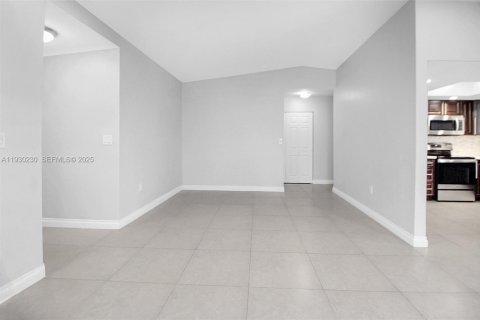 House in Miami, Florida 3 bedrooms, 123.19 sq.m. № 1989680 - photo 11