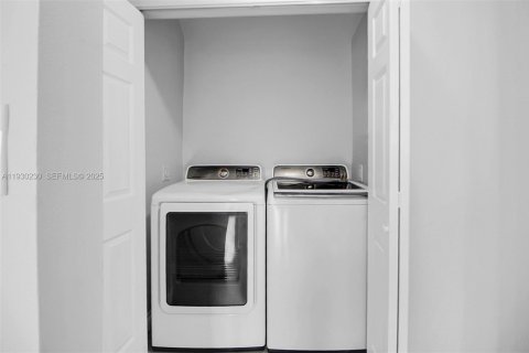 House in Miami, Florida 3 bedrooms, 123.19 sq.m. № 1989680 - photo 15