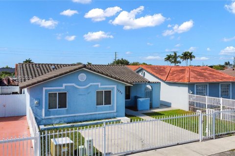 House in Miami, Florida 3 bedrooms, 123.19 sq.m. № 1989680 - photo 4