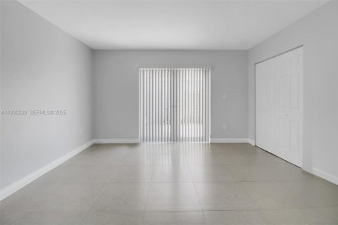 House in Miami, Florida 3 bedrooms, 123.19 sq.m. № 1989680 - photo 29