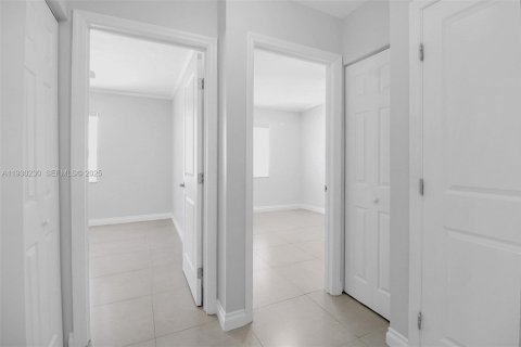 House in Miami, Florida 3 bedrooms, 123.19 sq.m. № 1989680 - photo 22