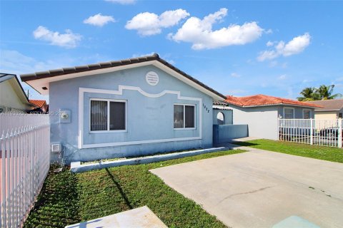 House in Miami, Florida 3 bedrooms, 123.19 sq.m. № 1989680 - photo 7