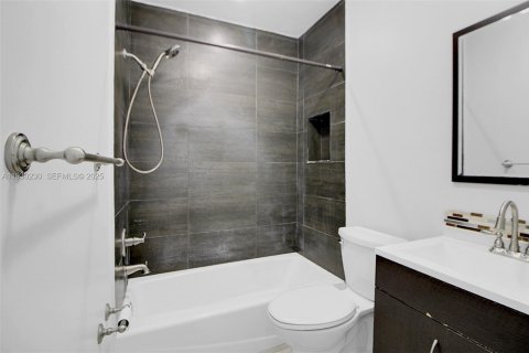 House in Miami, Florida 3 bedrooms, 123.19 sq.m. № 1989680 - photo 20