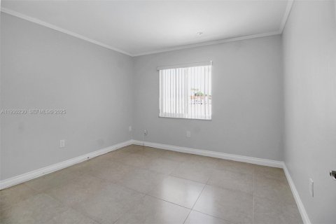 House in Miami, Florida 3 bedrooms, 123.19 sq.m. № 1989680 - photo 16