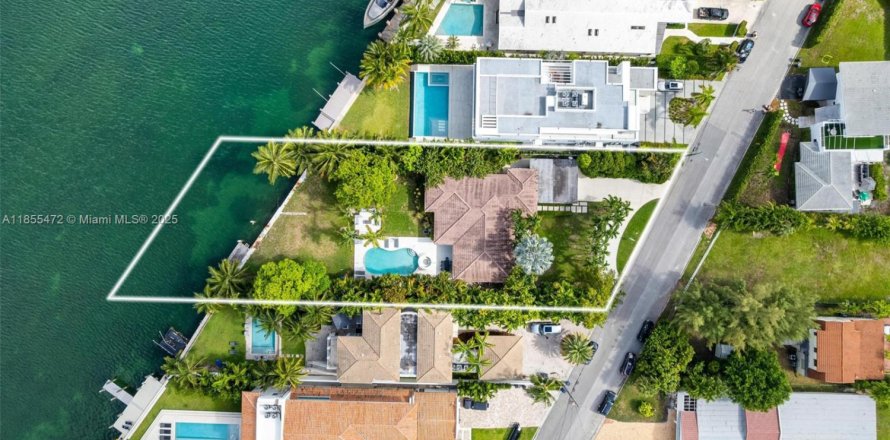 Villa ou maison à Surfside, Floride 4 chambres, 261.15 m2 № 1877852