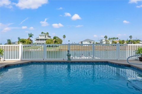 House in Hernando Beach, Florida 3 bedrooms, 190.45 sq.m. № 1719565 - photo 4