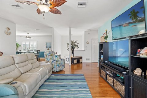 House in Hernando Beach, Florida 3 bedrooms, 190.45 sq.m. № 1719565 - photo 29
