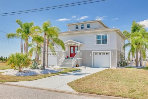 House in Hernando Beach, Florida 3 bedrooms, 190.45 sq.m. № 1719565 - photo 1