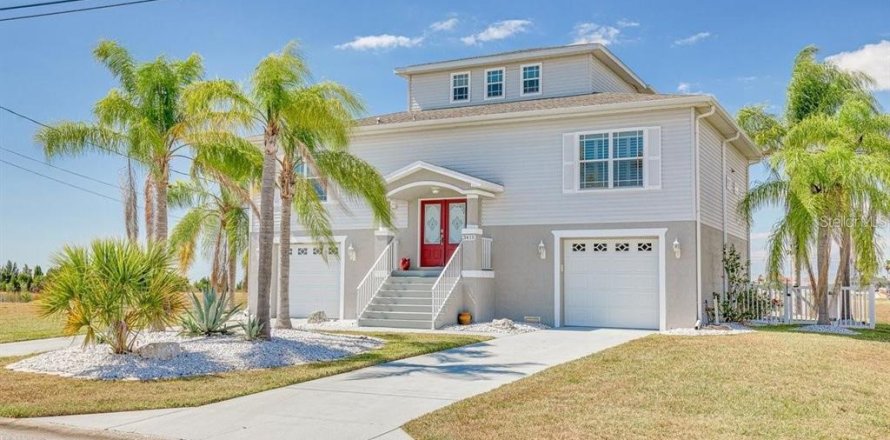 House in Hernando Beach, Florida 3 bedrooms, 190.45 sq.m. № 1719565