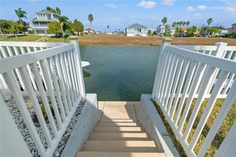 House in Hernando Beach, Florida 3 bedrooms, 190.45 sq.m. № 1719565 - photo 6