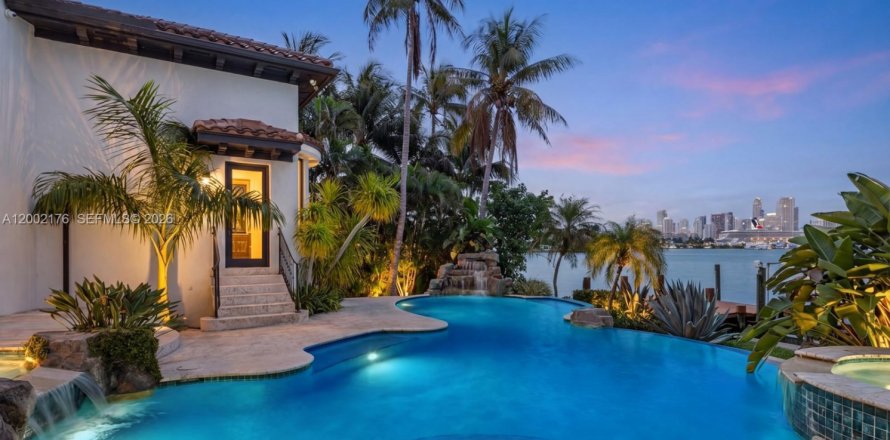 House in Miami Beach, Florida 5 bedrooms, 565.77 sq.m. № 2067935