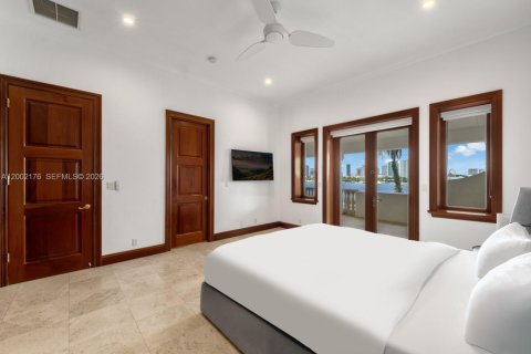 House in Miami Beach, Florida 5 bedrooms, 565.77 sq.m. № 2067935 - photo 16