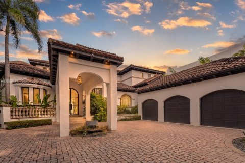 House in Miami Beach, Florida 5 bedrooms, 565.77 sq.m. № 2067935 - photo 18