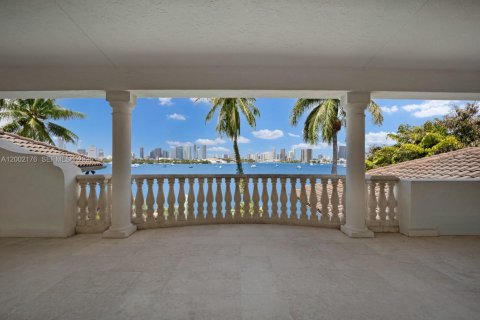 House in Miami Beach, Florida 5 bedrooms, 565.77 sq.m. № 2067935 - photo 19