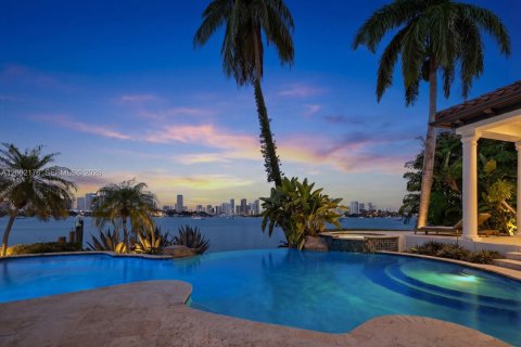 House in Miami Beach, Florida 5 bedrooms, 565.77 sq.m. № 2067935 - photo 2