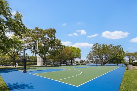 House in Miami Beach, Florida 5 bedrooms, 565.77 sq.m. № 2067935 - photo 29