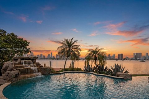 House in Miami Beach, Florida 5 bedrooms, 565.77 sq.m. № 2067935 - photo 26