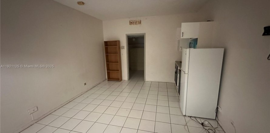 Студия в кондо в Халландейл-Бич, Флорида № 1975245