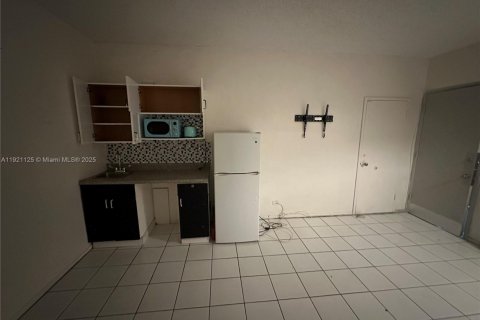 Снять в аренду кондоминиум в Халландейл-Бич, Флорида 29.73м2, № 1975245 - фото 2