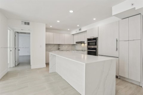 Снять в аренду кондоминиум в Майами-Бич, Флорида 2 спальни, 137.22м2, № 1945325 - фото 2