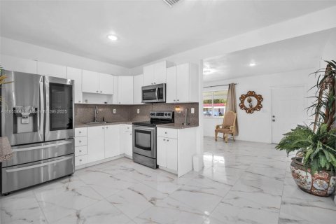House in Miramar, Florida 3 bedrooms, 112.97 sq.m. № 1878757 - photo 23
