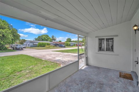 House in Miramar, Florida 3 bedrooms, 112.97 sq.m. № 1878757 - photo 8