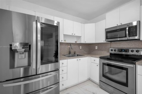 House in Miramar, Florida 3 bedrooms, 112.97 sq.m. № 1878757 - photo 20