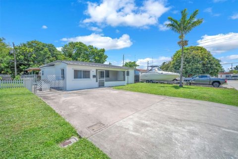 House in Miramar, Florida 3 bedrooms, 112.97 sq.m. № 1878757 - photo 2