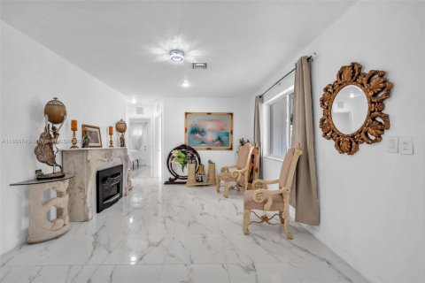 House in Miramar, Florida 3 bedrooms, 112.97 sq.m. № 1878757 - photo 17