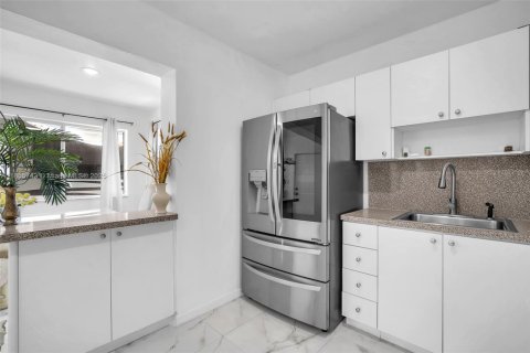 House in Miramar, Florida 3 bedrooms, 112.97 sq.m. № 1878757 - photo 22