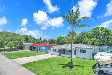 House in Miramar, Florida 3 bedrooms, 112.97 sq.m. № 1878757 - photo 4
