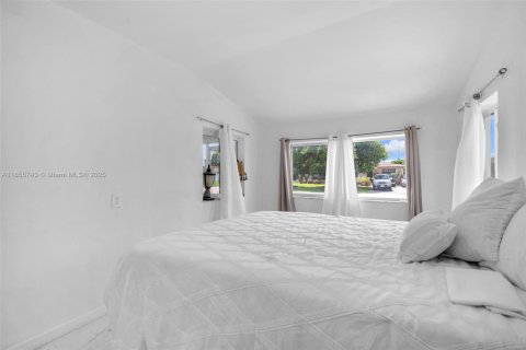 House in Miramar, Florida 3 bedrooms, 112.97 sq.m. № 1878757 - photo 12