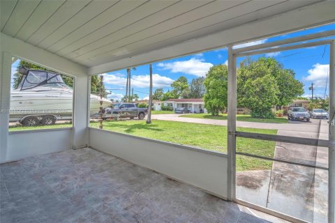 House in Miramar, Florida 3 bedrooms, 112.97 sq.m. № 1878757 - photo 6