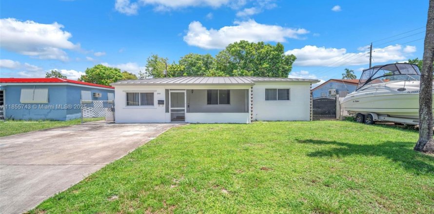 House in Miramar, Florida 3 bedrooms, 112.97 sq.m. № 1878757