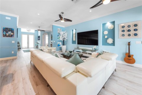 Casa en venta en Homestead, Florida, 5 dormitorios, 262.08 m2 № 1890746 - foto 8